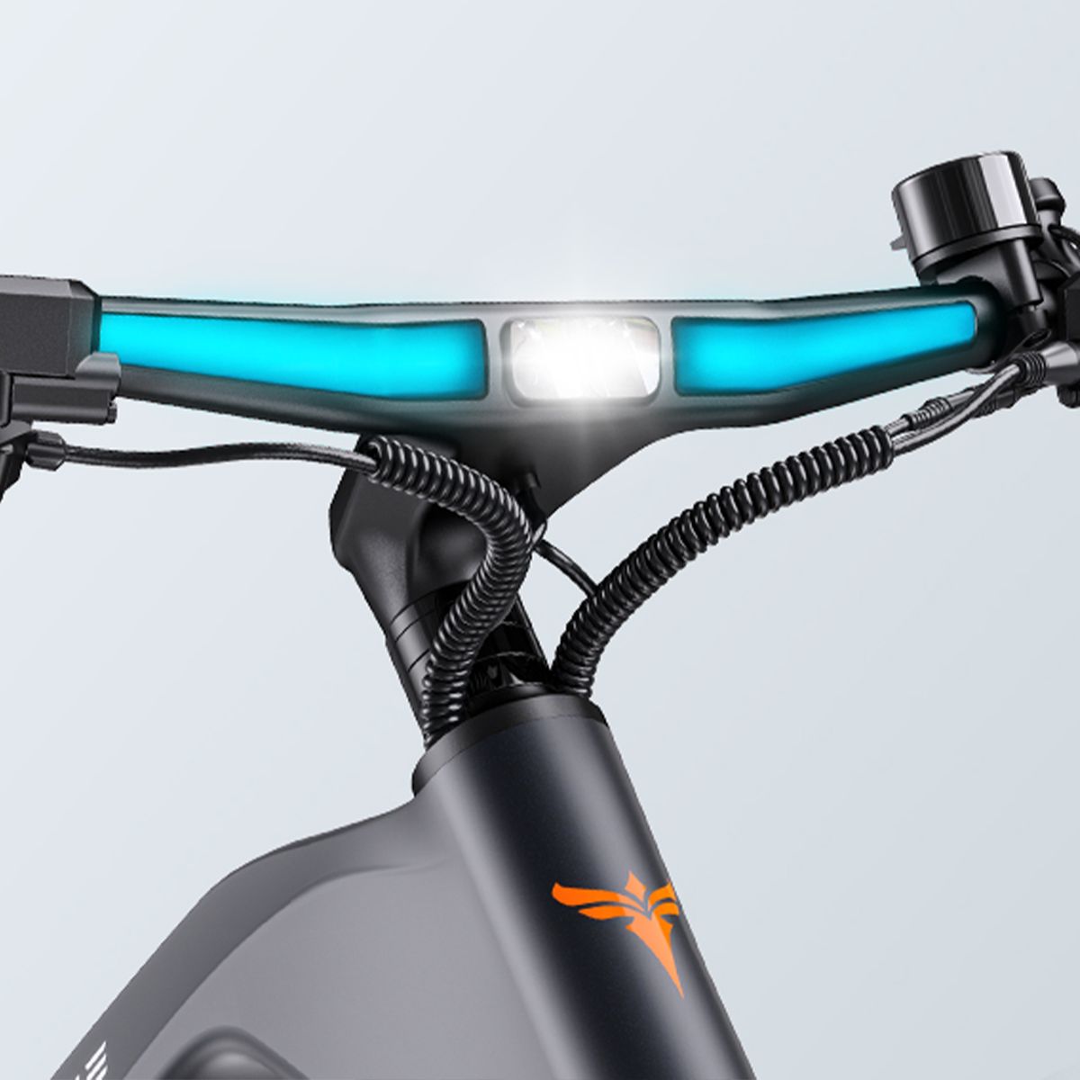 E-Bike-Lenker mit integriertem Scheinwerfer und blauen Lichtleisten. Logo sichtbar.