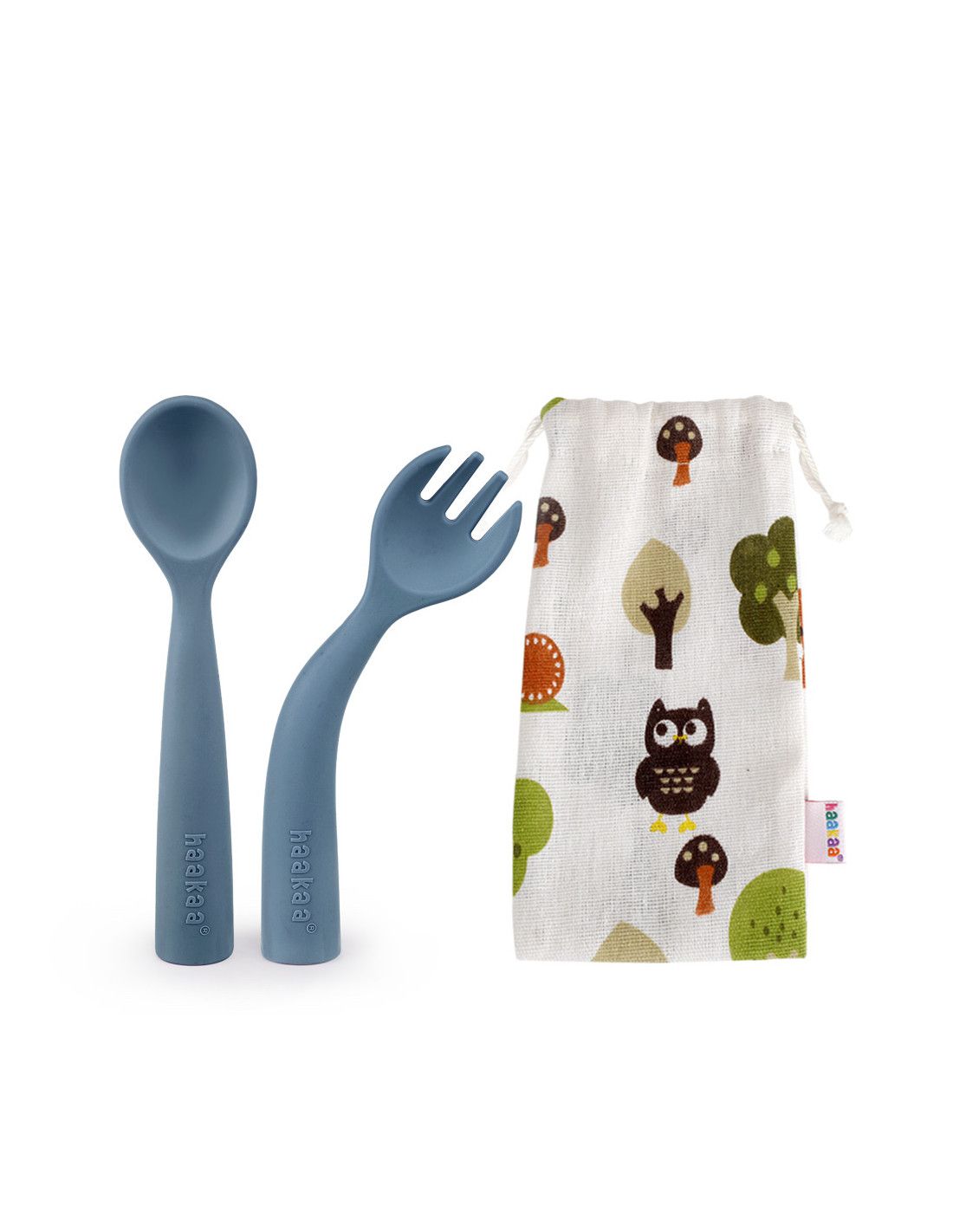 Blaues Haakaa Besteck-Set mit Löffel, Gabel und Beutel mit Waldmuster. Löffel und Gabel haben gebogene Griffe. Beutel mit Kordelzug.