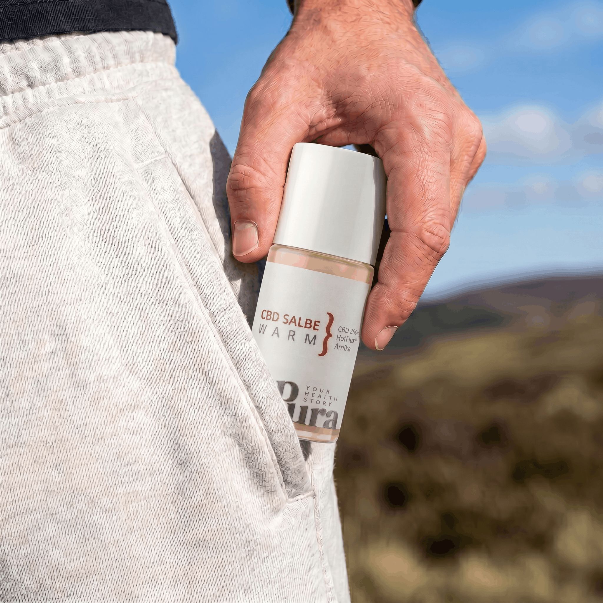 Mann steckt SAPURA® CBD Wärmesalbe Roll-On in die Hosentasche.
