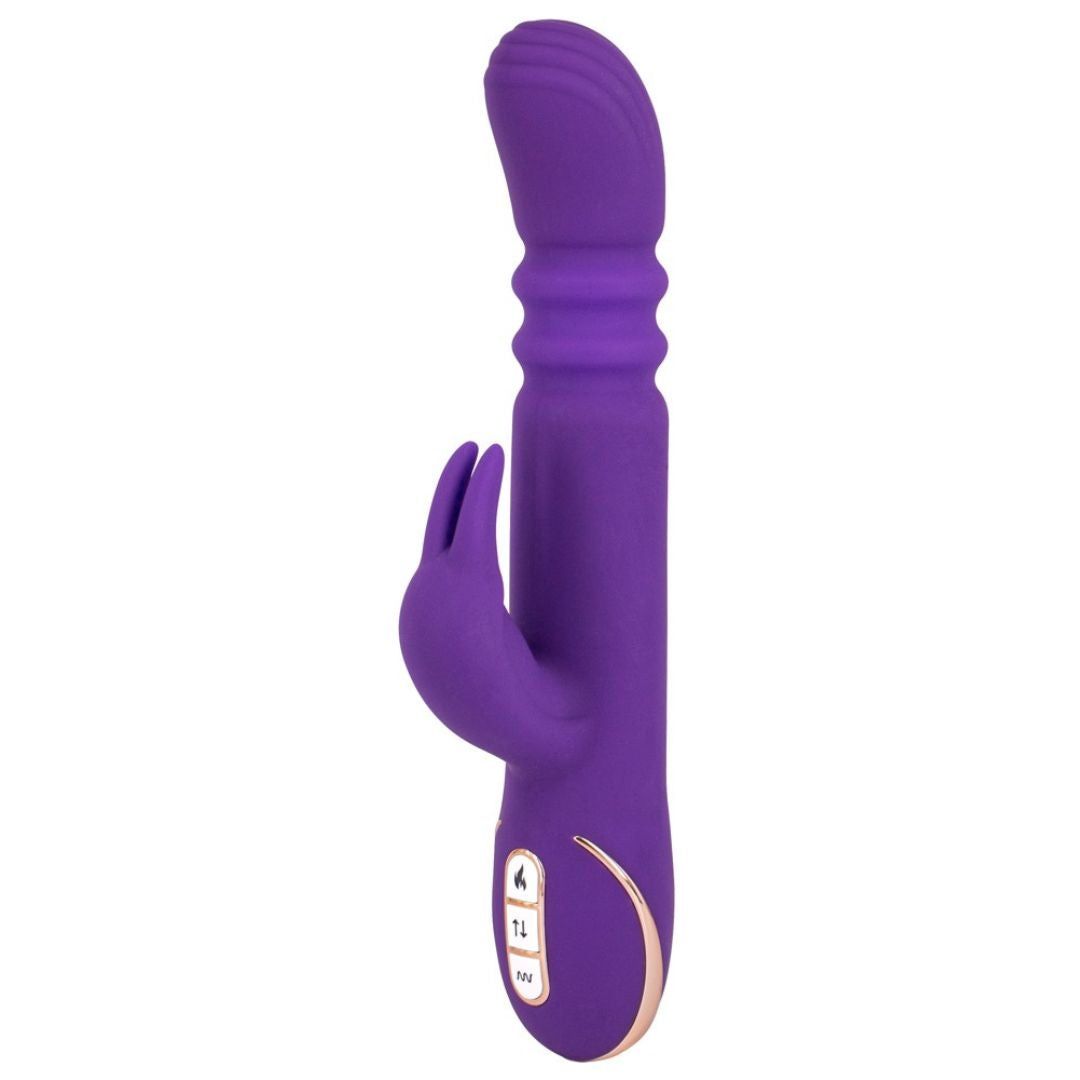 Lila Vibrator mit Hasenohren. Geformter Schaft, geriffelte Oberfläche. Goldfarbene Akzente und Bedienelemente.