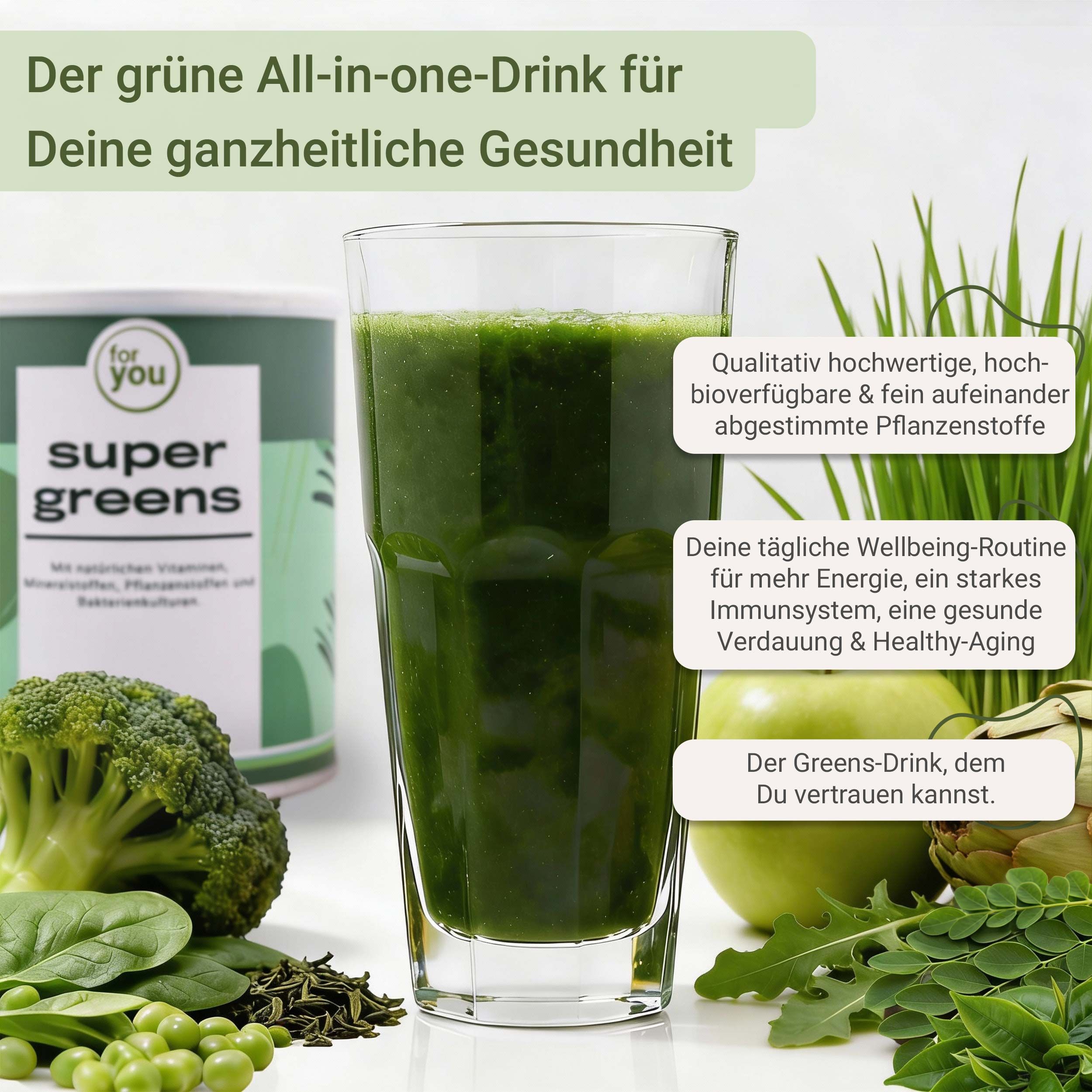 Glas grüner Flüssigkeit neben Dose mit Aufschrift "for you super greens". Brokkoli, Apfel und Kräuter daneben.