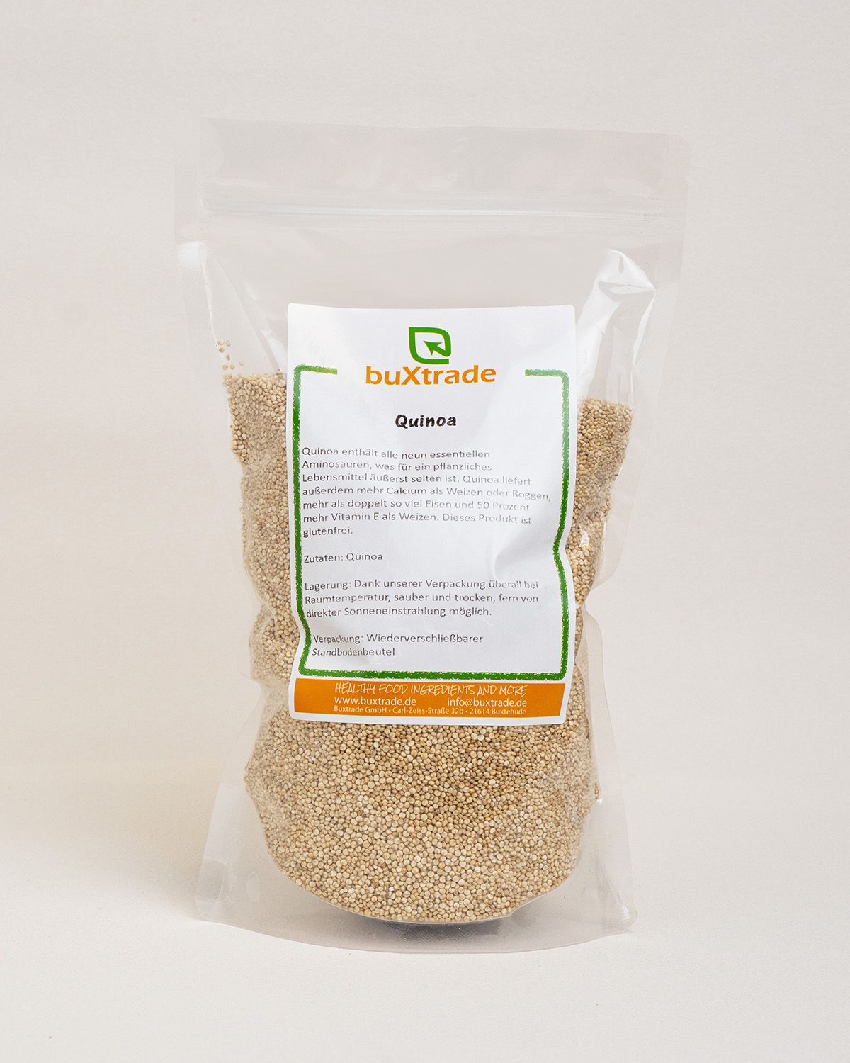 Transparente Tüte mit buXtrade Quinoa. Auf der Tüte befindet sich ein Etikett mit Produktinformationen.