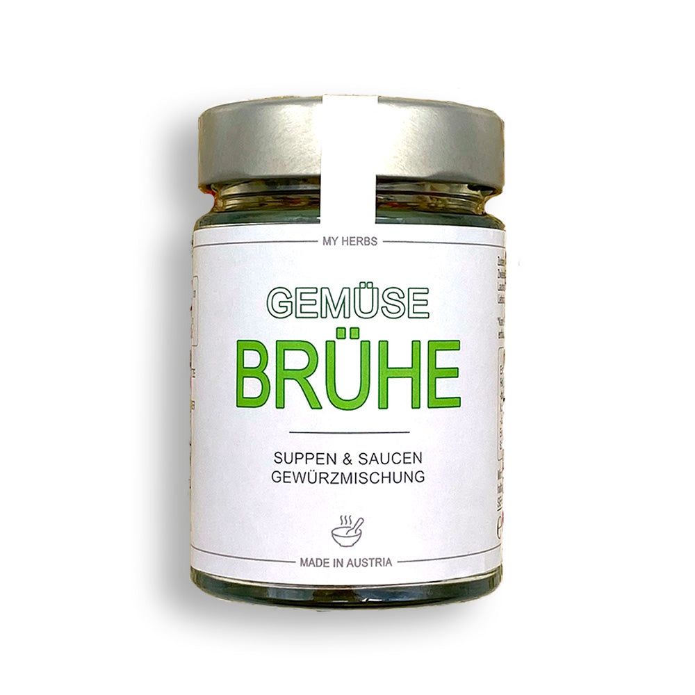 Ein Glas MYHERBS Gemüse Brühe Suppen & Saucen Gewürz. Das Glas hat einen silbernen Deckel und ein weißes Etikett mit grüner Schrift. Auf dem Etikett steht "GEMÜSE BRÜHE" und "SUPPEN & SAUCEN GEWÜRZMISCHUNG". Es ist "MADE IN AUSTRIA".