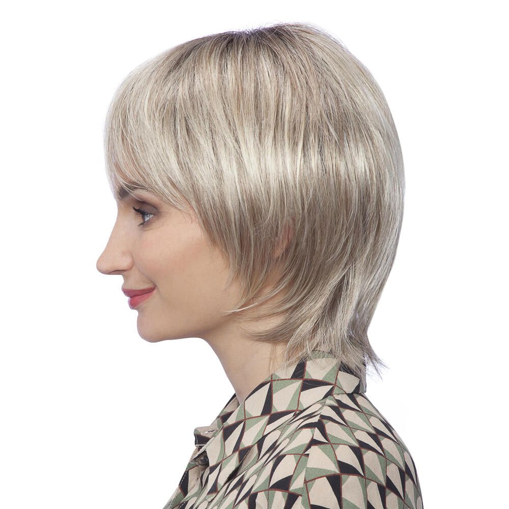 Perücke Enja von trendhair. Blondes, kurzes Haar. Seitenansicht einer Frau.