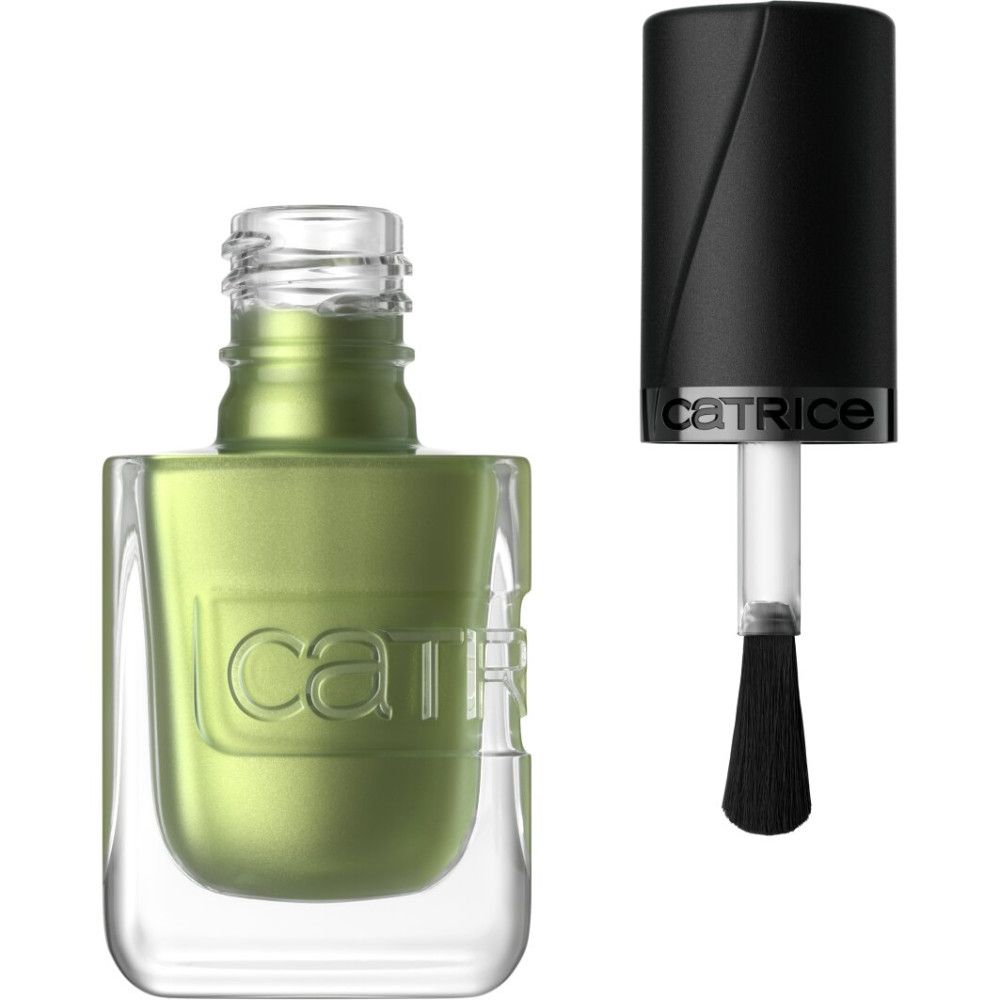 Grüner Nagellack in durchsichtiger Flasche mit schwarzem Deckel und Pinsel. Marke 'catrice' eingeprägt.