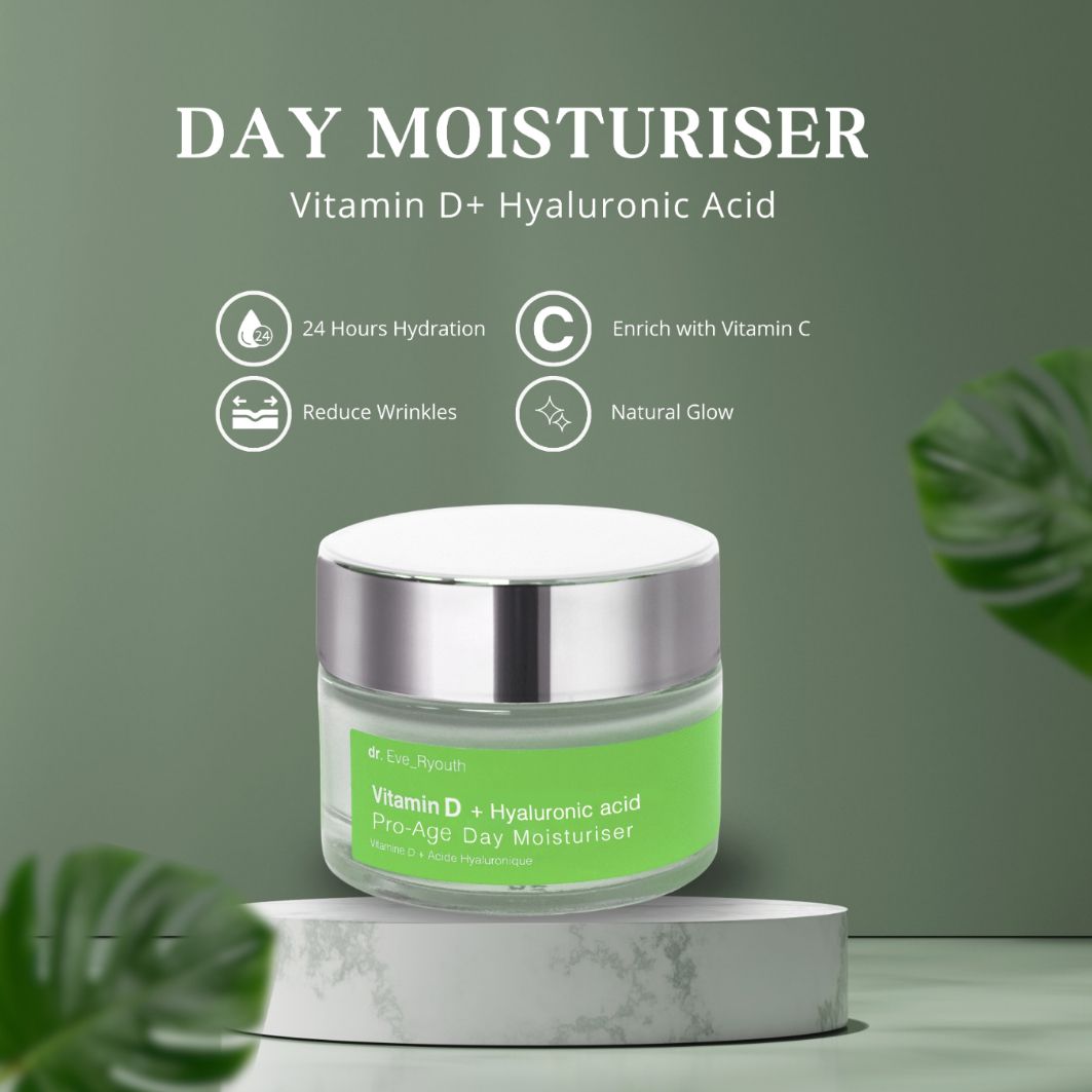 Glasbehälter mit silbernem Deckel und grünem Etikett. Aufschrift: Vitamin D + Hyaluronsäure. Auf Podest.