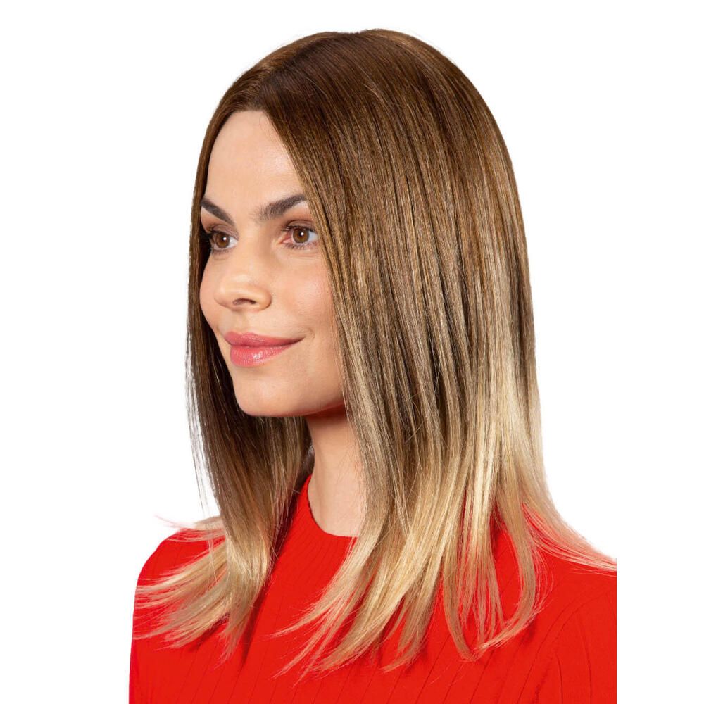 Perücke Filippa von trendhair. Mittellanges Haar, braun mit blonden Spitzen. Frau trägt rotes Oberteil. Dreiviertelansicht.