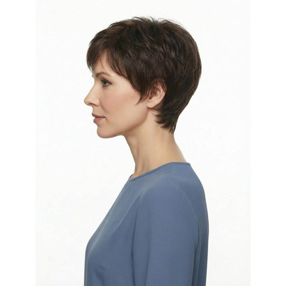 Kurzhaarperücke in Braun, seitliche Ansicht einer Frau. Das Haar ist kurz geschnitten und leicht gestuft.