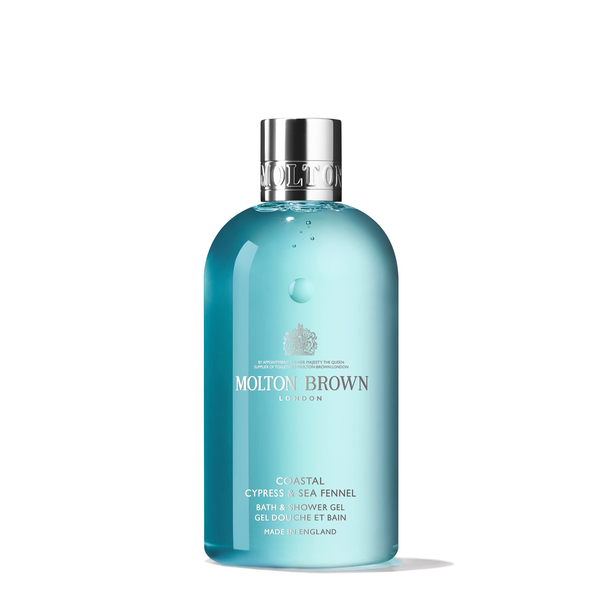Blaues Duschgel von Molton Brown. Flasche mit silbernem Deckel. Text: Coastal Cypress & Sea Fennel.