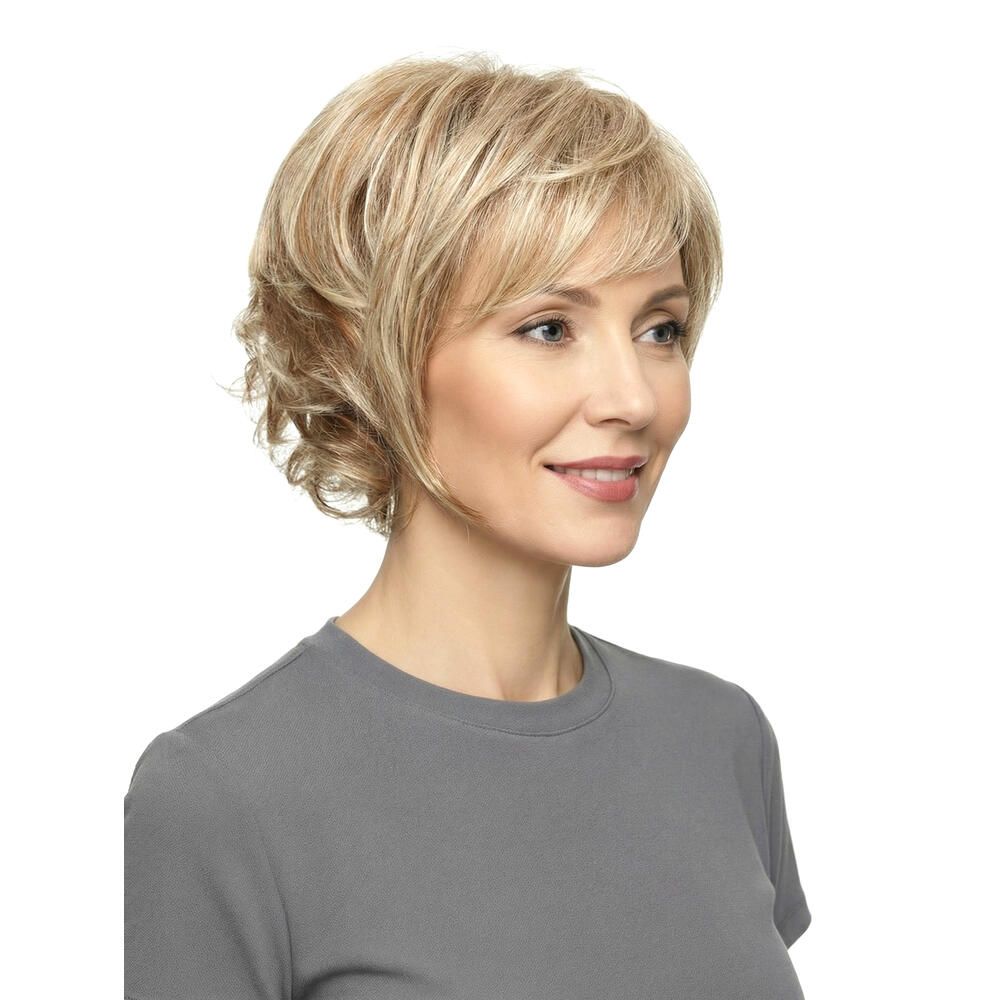 Blonde Perücke mit kurzem, gestuftem Schnitt. Die Frau trägt ein graues T-Shirt. Seitenansicht mit Lächeln.