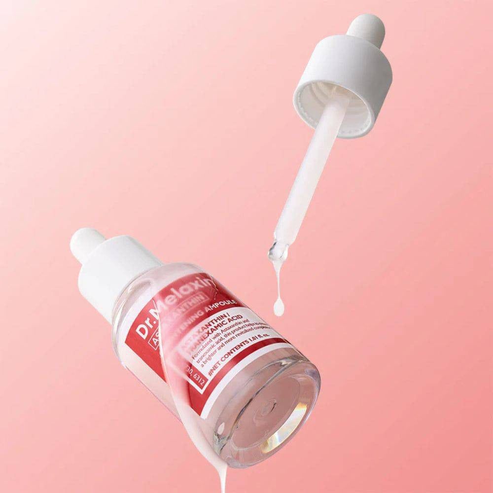 Klare Glasflasche mit weißem Deckel und rotem Etikett. Tropfen fallen aus dem Tropfer. Text: Dr. Melaxin, Astaxanthin, Brightening Ampoule.