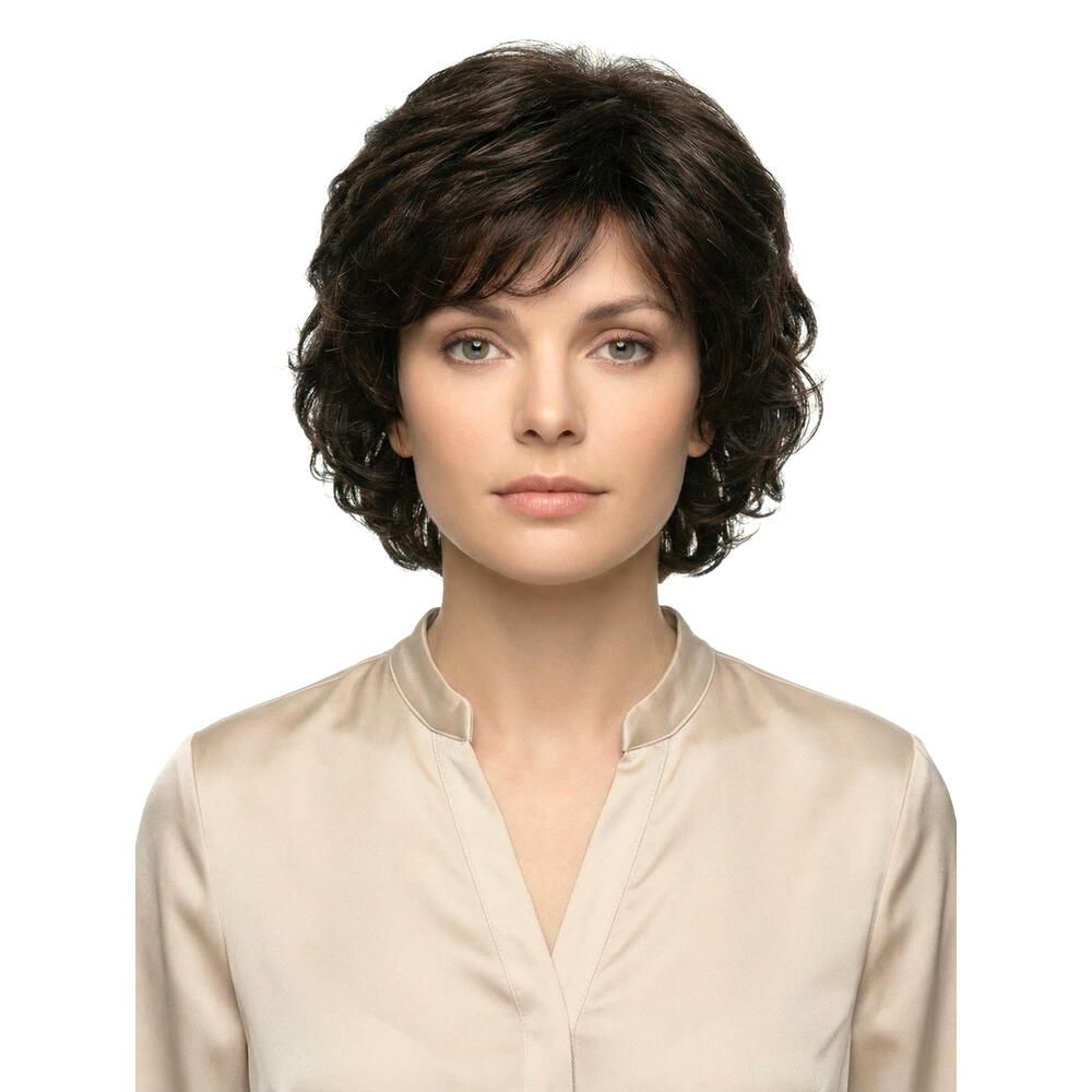 Kurzhaarperücke in Braun. Die Frau trägt ein beiges Oberteil. Frontansicht.
