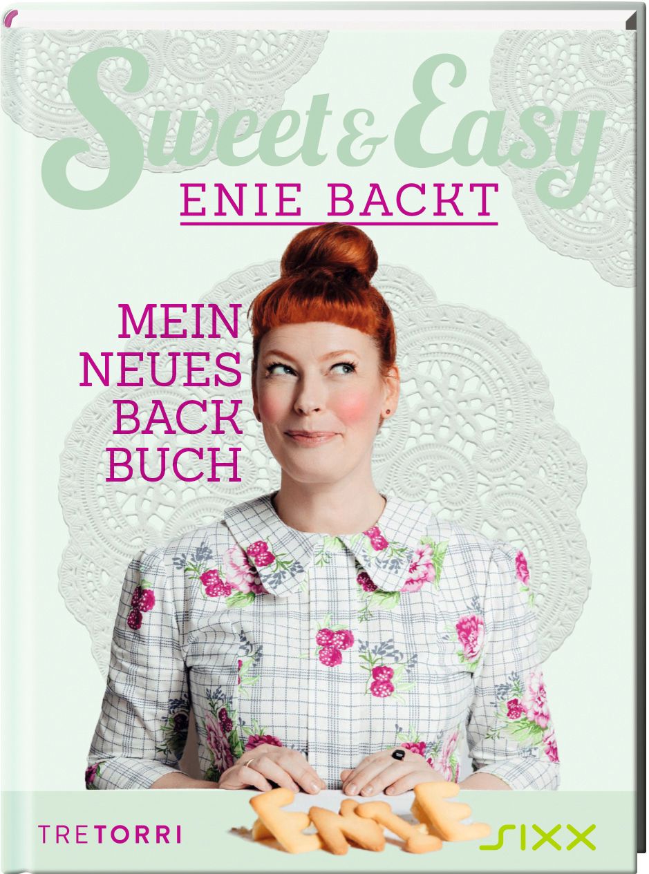 Buchcover von "Sweet & Easy - Enie backt". Titel und Autor sichtbar. Frau mit Dutt und Blumenmuster-Kleid.