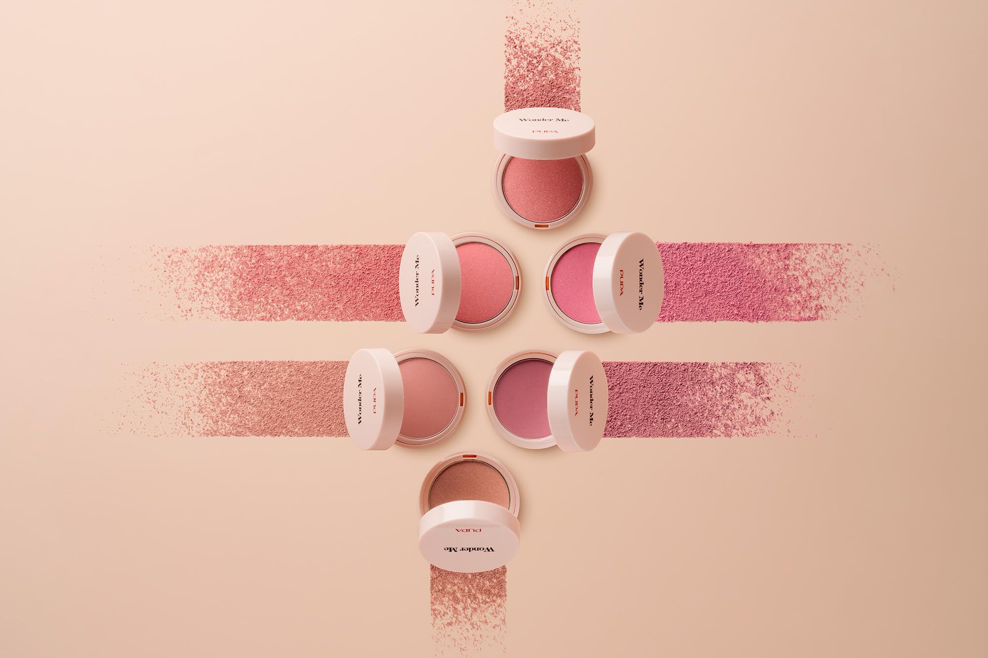 Mehrere offene Blush-Kompaktpuder, angeordnet in einem Muster. Rosa Puder. Beige Hintergrund mit rosa Puderstreifen.