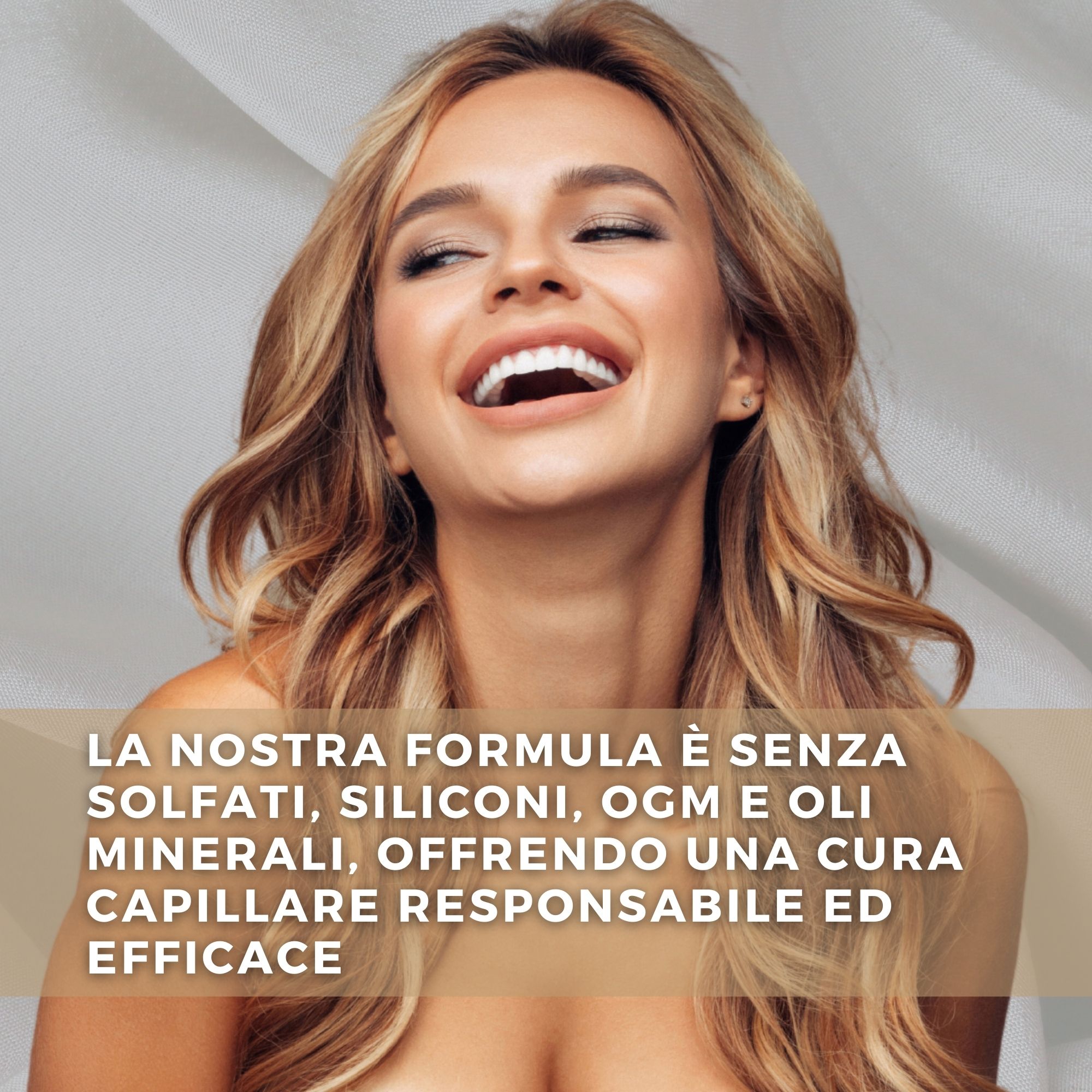 Donna sorridente con capelli biondi. Testo: La nostra formula è senza solfati, siliconi, OGM e oli minerali.