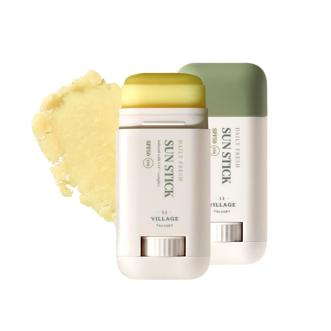 Zwei Daily Fresh Sun Stick. Weißer Behälter mit grünem Deckel. Text: Daily Fresh Sun Stick, SPF50.