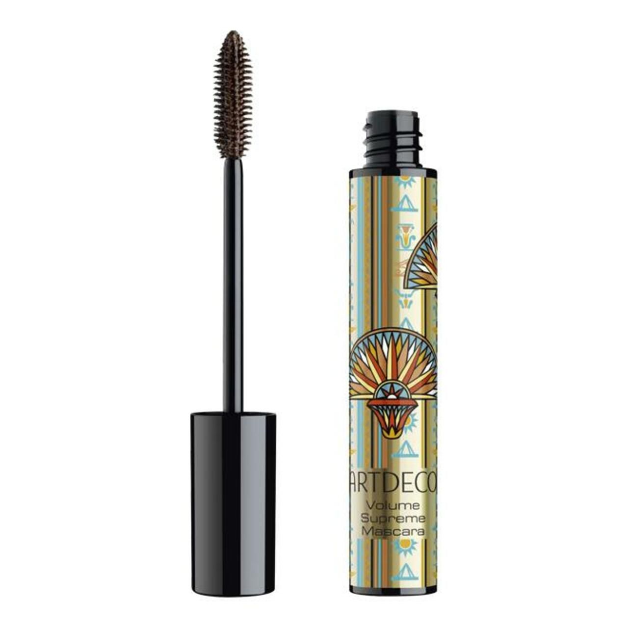 Artdeco Volumen Supreme Mascara. Goldfarbene Hülse mit Muster. Schwarze Kappe und Bürste. Bürste herausgezogen.