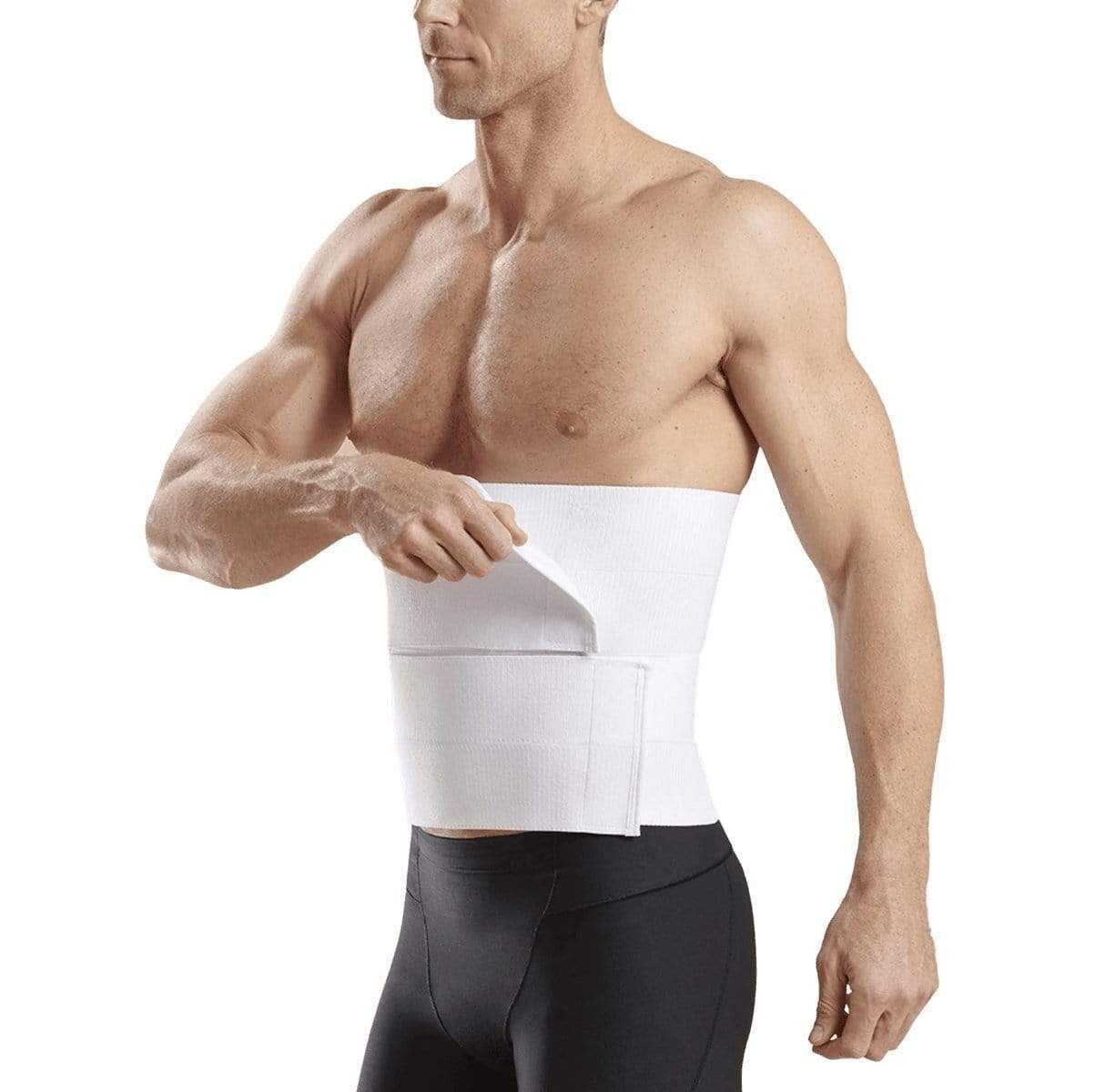Weißer Bauchgurt, teilweise geöffnet, am Oberkörper eines Mannes. Klettverschluss. Elastisches Material.