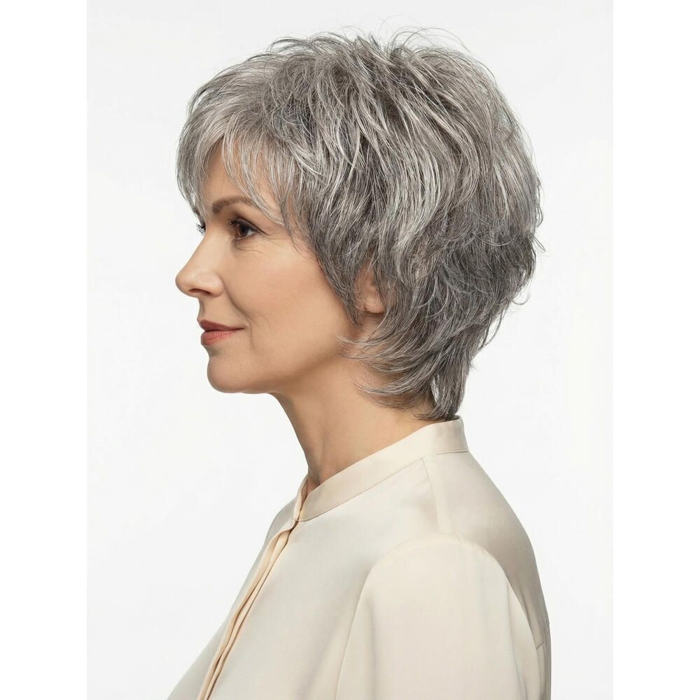 Graue Kurzhaarperücke. Seitenansicht einer Frau mit Perücke. Helles Oberteil. Weißer Hintergrund.
