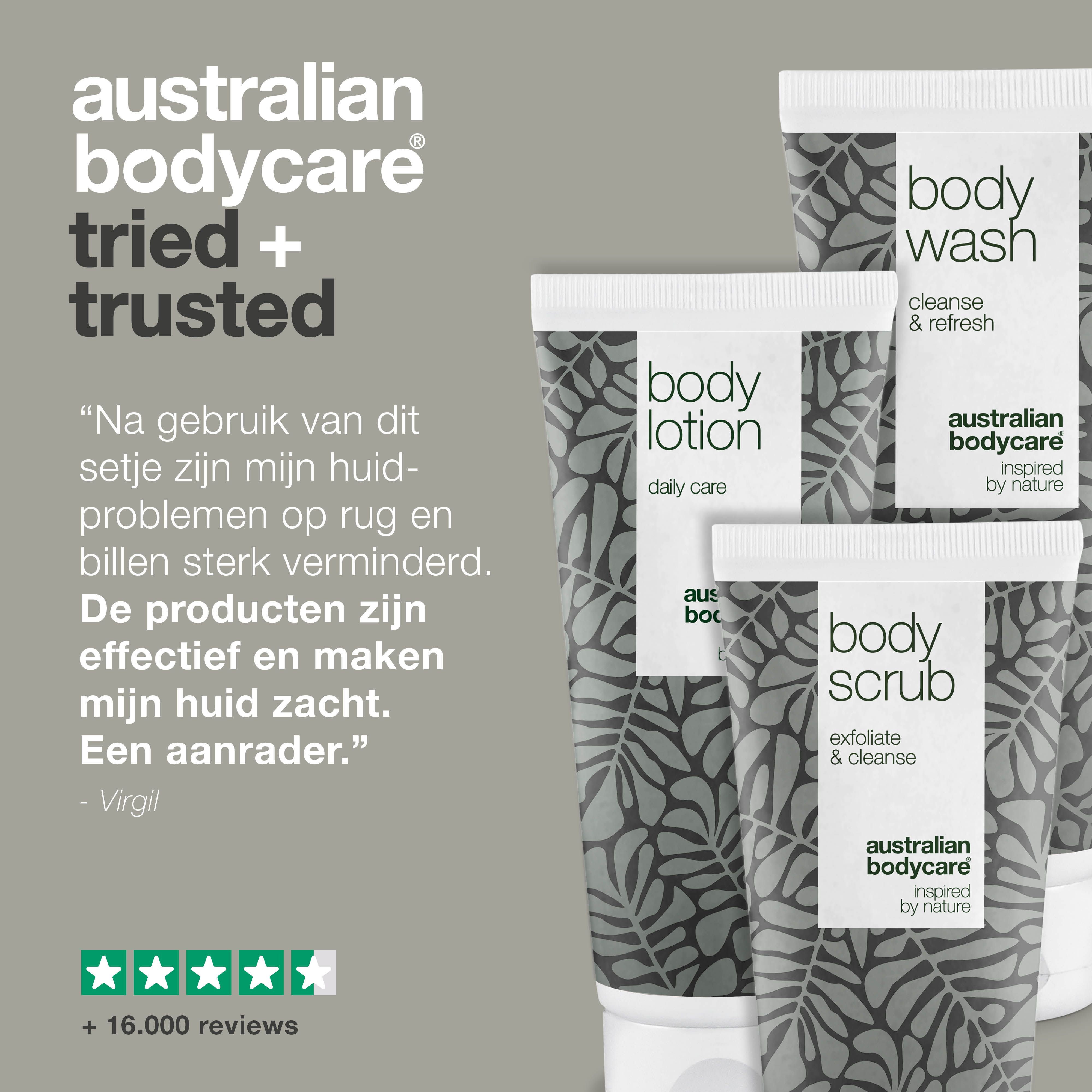 Vier producten op hout. Tubes en fles. Tekst: Tea Tree Oil. Merk Australian Bodycare. Natuurlijke achtergrond.