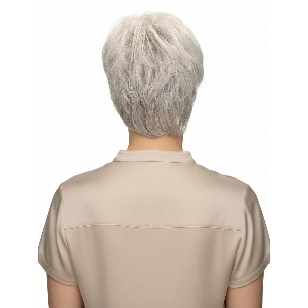 Rückansicht einer kurzhaarigen, grau-melierten Perücke. Haarschnitt mit leichtem Volumen. Trägt ein helles Oberteil.