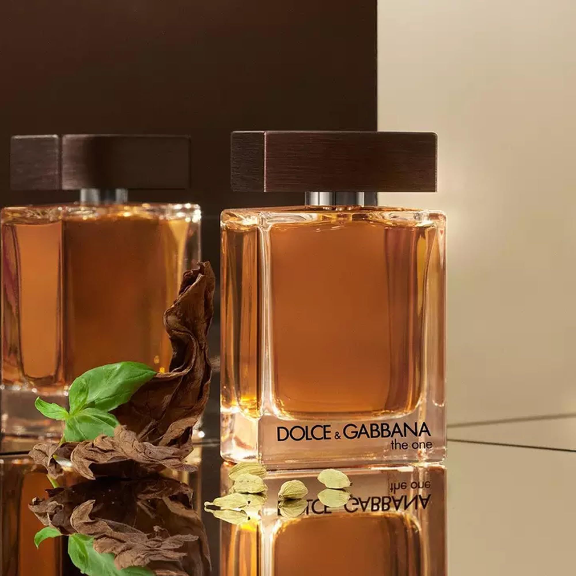Parfümflasche mit braunem Deckel. Aufschrift: Dolce & Gabbana, The One. Neben der Flasche sind Gewürze und Blätter zu sehen.