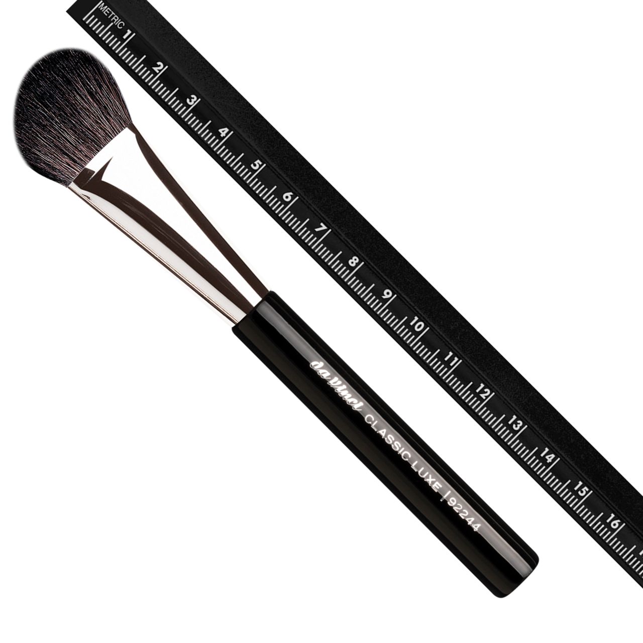 Pinsel mit schwarzem Griff und silberfarbener Halterung, neben einem schwarzen Lineal. Auf dem Griff steht "Da Vinci CLASSIC LUXE 92244".
