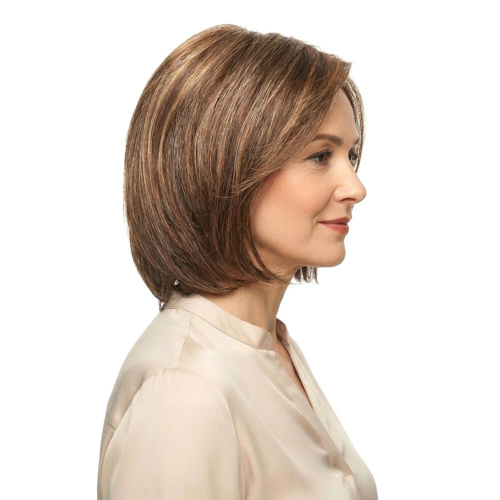 Perücke STOCKHOLM von DELUXE. Bob-Frisur, braun mit helleren Strähnen. Seitliche Ansicht einer Frau.