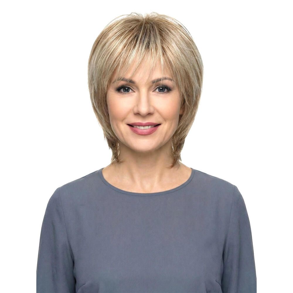 Blond gefärbte Perücke mit kurzem, gestuftem Schnitt und Pony. Frontale Ansicht einer Frau mit grauem Oberteil.