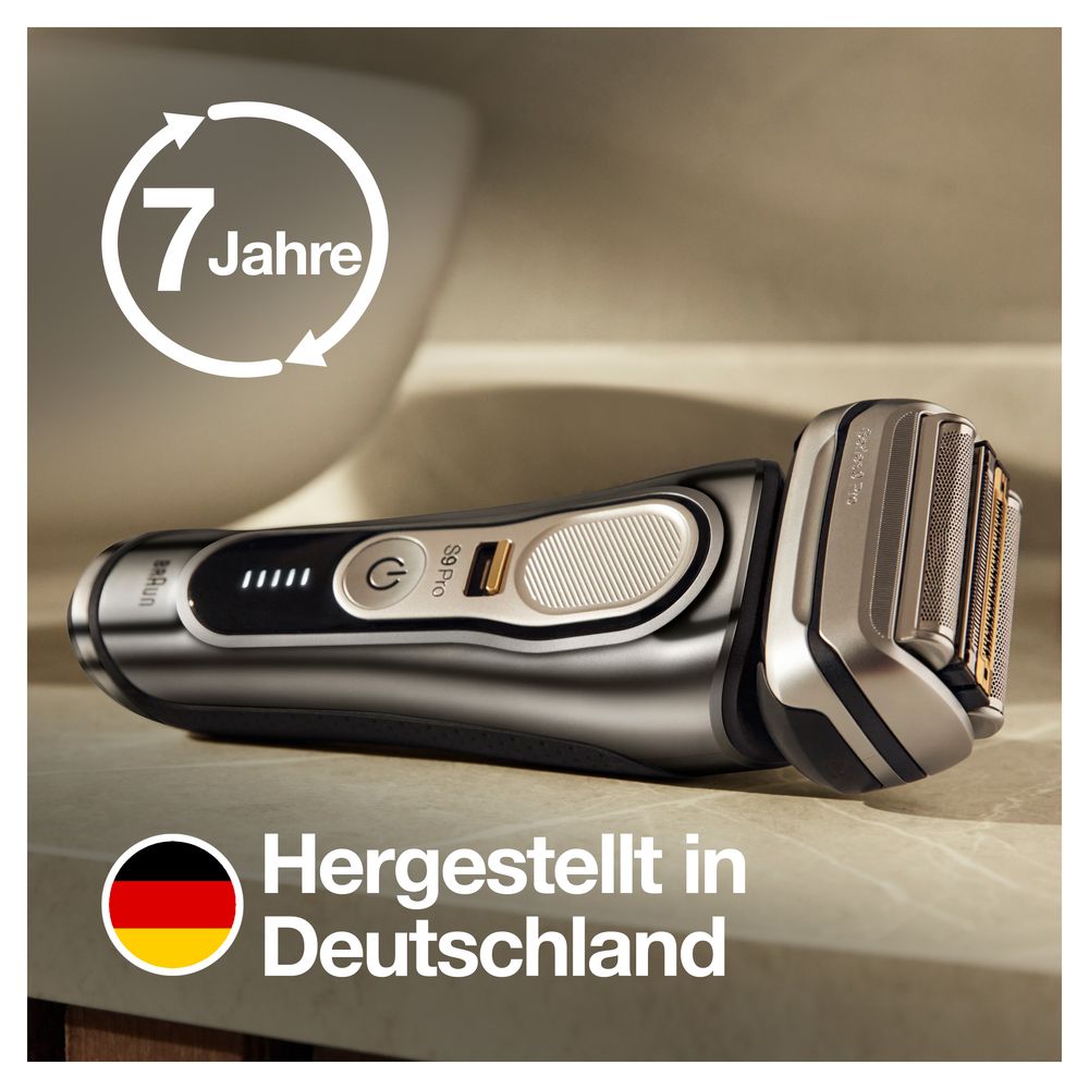 Silberfarbener Rasierer auf einer Oberfläche. Text: Hergestellt in Deutschland. Logo: 7 Jahre Garantie.