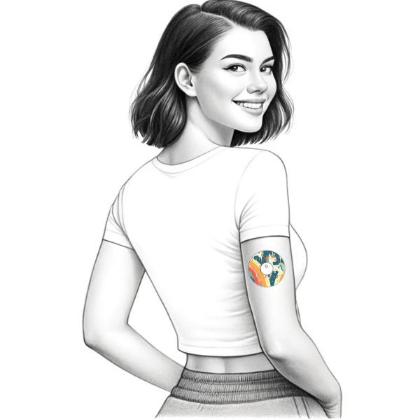 Schwarz-Weiß-Zeichnung einer Frau mit einem Pflaster mit Einhorn-Design am Arm. Das Pflaster ist rund und hat ein Loch in der Mitte.