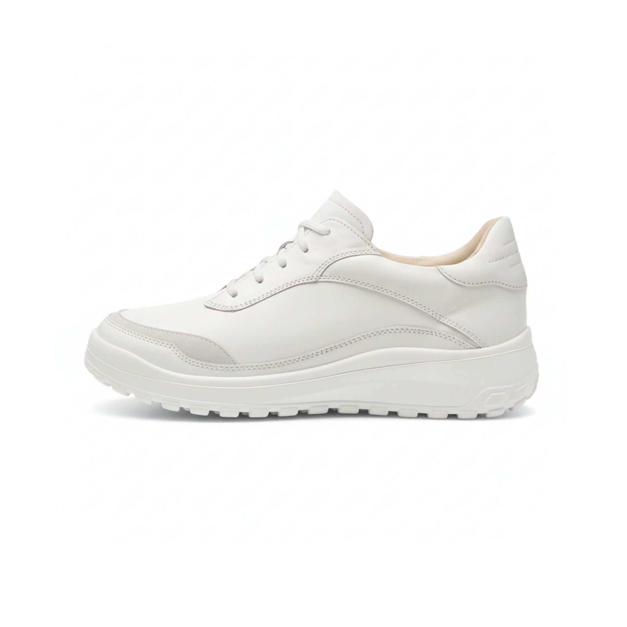 Weißer Schnürschuh, Seitenansicht. Breite Sohle, grauer Einsatz an der Spitze. Beige Innenfutter.