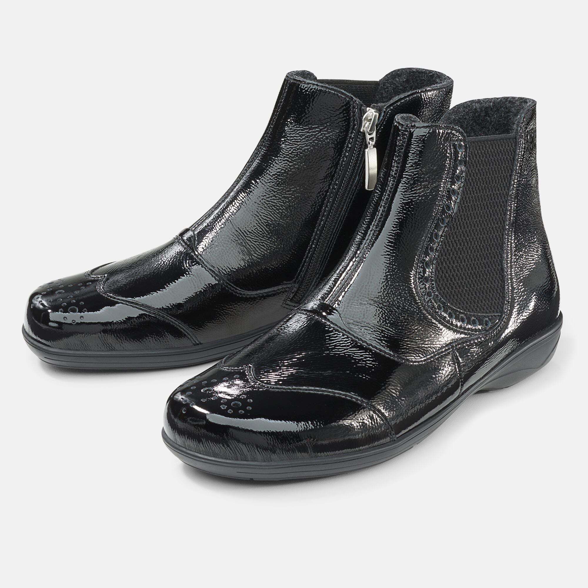 Schwarze Stiefeletten mit Reißverschluss und breiter Passform. Glänzendes Obermaterial, seitlicher Gummizug.