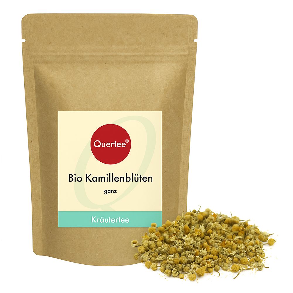 Beutel mit Kamillenblüten und lose Blüten daneben. Aufdruck: Quertee® Bio Kamillenblüten ganz, Kräutertee.