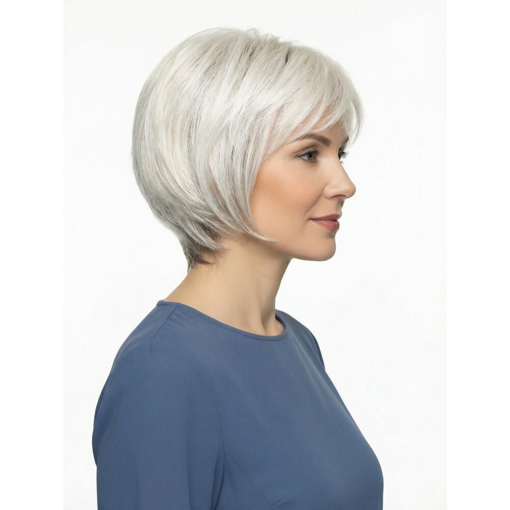Perücke mit kurzem, grauem Haar. Seitenansicht einer Frau in blauem Oberteil.