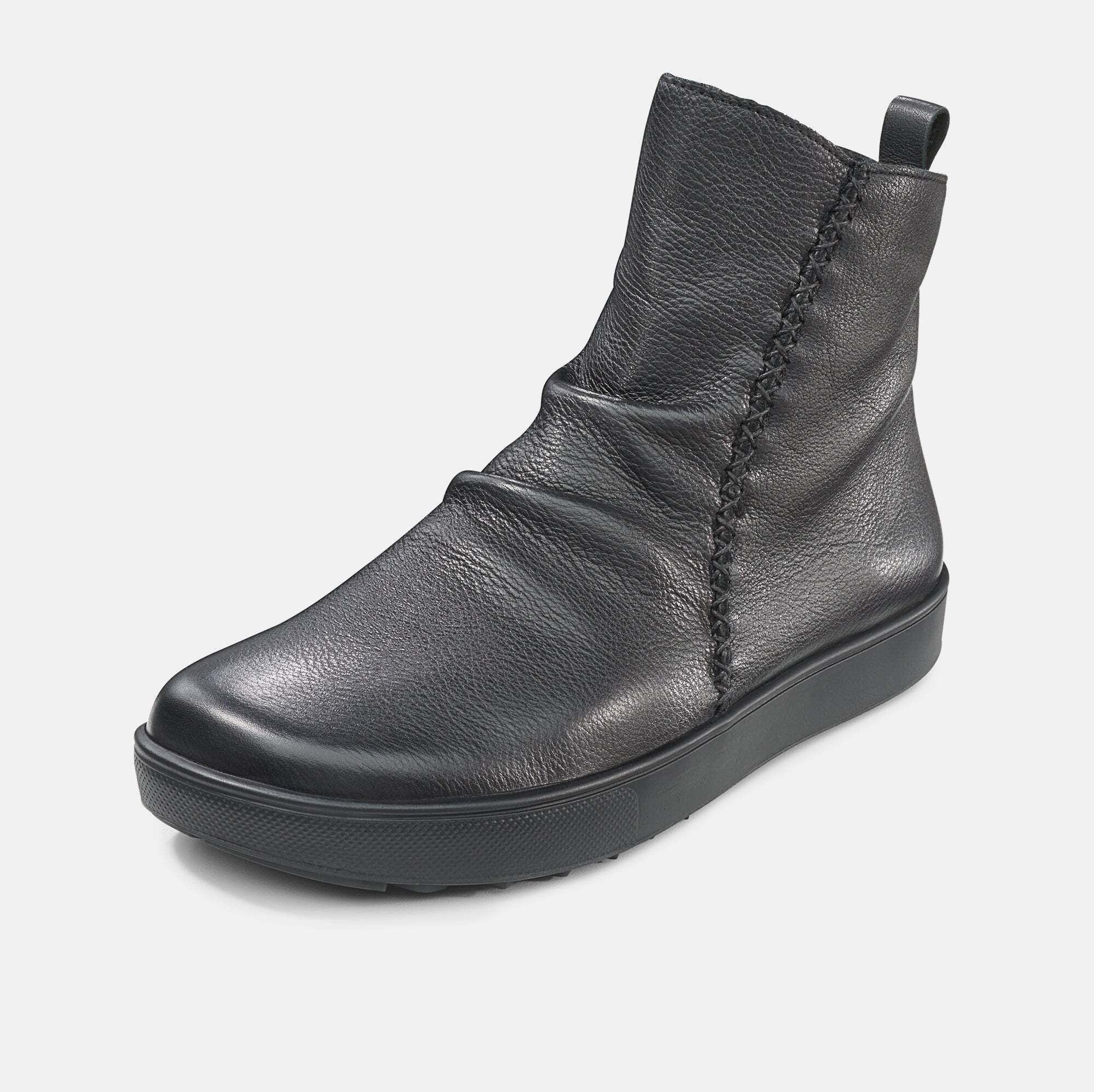 Schwarze Lederstiefeletten mit Raffung und Ziernaht.