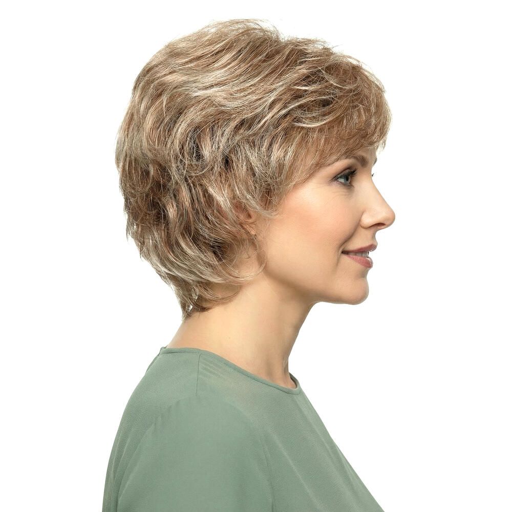 Seitenansicht einer Kurzhaarperücke mit hellbraunen und blonden Strähnen. Die Perücke bedeckt das Gesicht einer Frau.