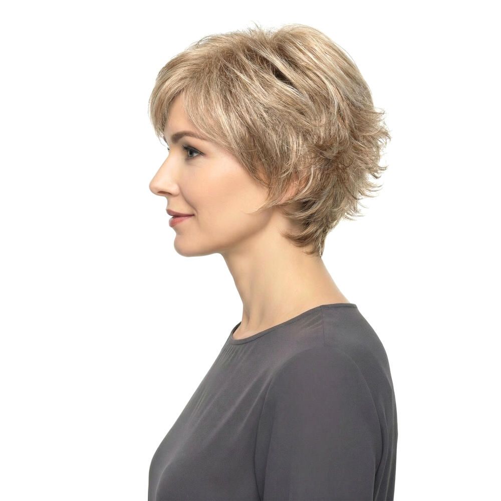 Kurzhaarperücke mit blonden Strähnen. Seitenansicht einer Frau mit Perücke und grauem Oberteil.