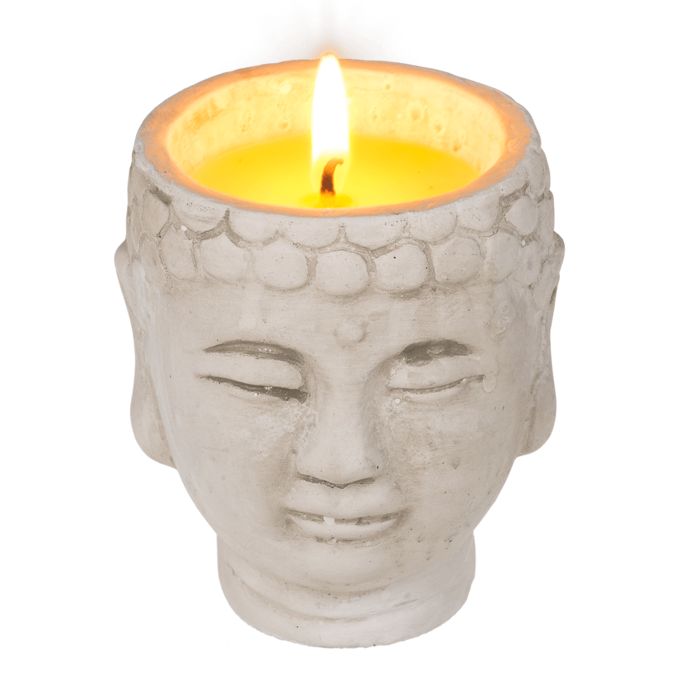 Kerze im Buddha-Topf. Grauer Topf in Buddha-Kopf-Form mit gelbem Wachs und brennender Flamme.