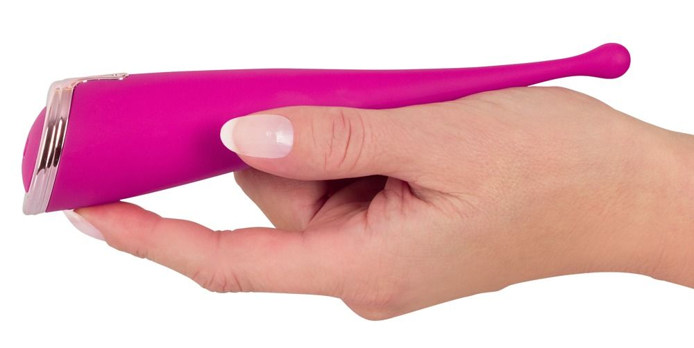 Hand hält rosa Vibrator. Konische Form mit abgerundeter Spitze. Auf weißem Hintergrund.