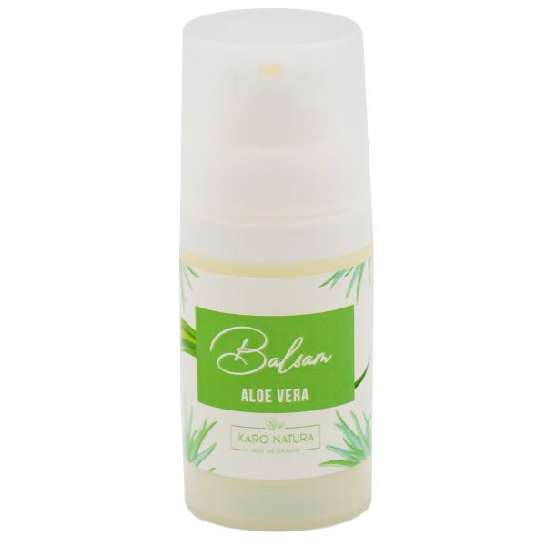 Weißer Balsam-Spender mit grünem Etikett. Aufschrift: Balsam, Aloe Vera, Karo Natura. Pflanzen-Illustrationen.