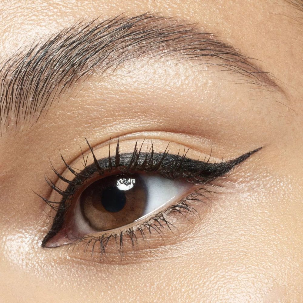 Nahaufnahme eines Auges mit schwarzem Eyeliner. Der Eyeliner ist präzise aufgetragen.