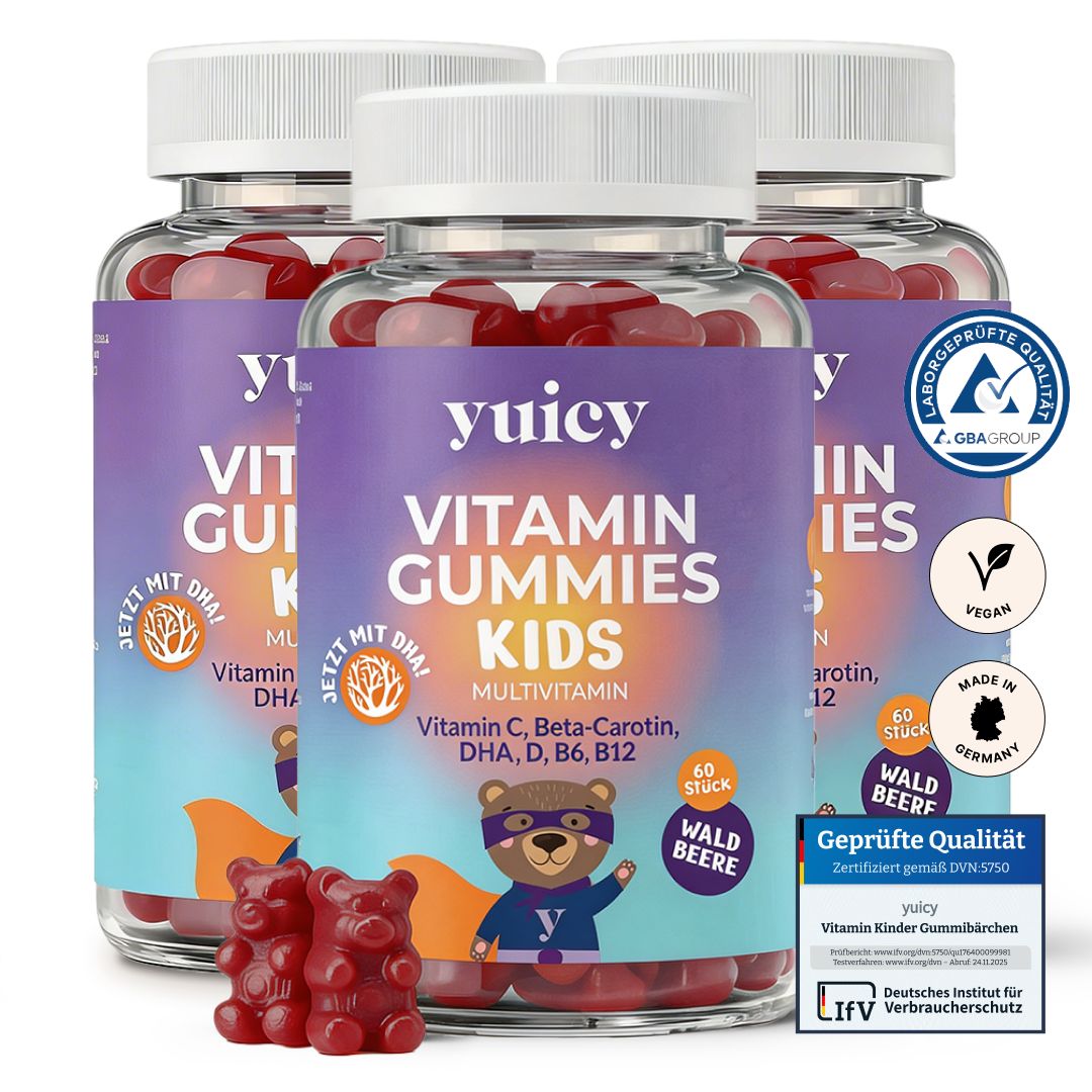 Drei Flaschen yuicy® Vitamin Gummies Kids. Aufschrift: Multivitamin, 60 Stück, Waldbeere. Zertifizierungen.