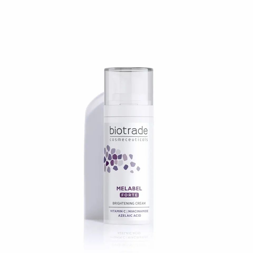 Weiße Flasche mit Sprühkopf. Aufschrift: Biotrade, Melabel Forte, Brightening Cream. Auf weißem Hintergrund.