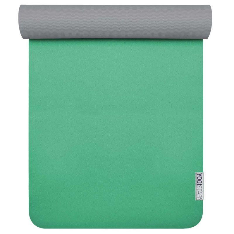 Yogamatte, grün und hellgrau gerollt. Marke Yogistar. Rechteckige Matte mit abgerundeten Ecken. Graue Oberseite, grüne Unterseite.