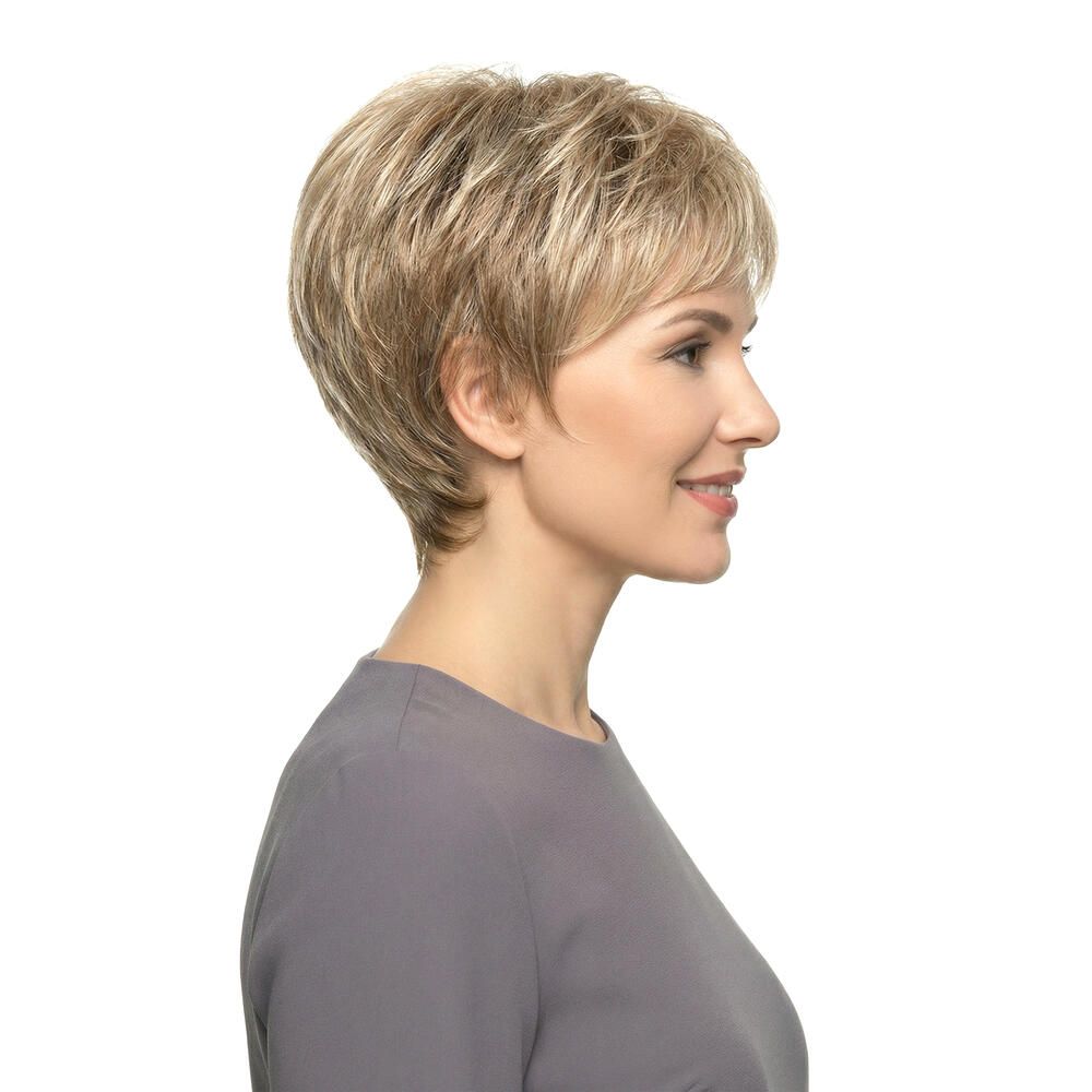 Kurzhaarperücke mit blonden Strähnen. Frau mit grauem Oberteil. Seitenansicht.