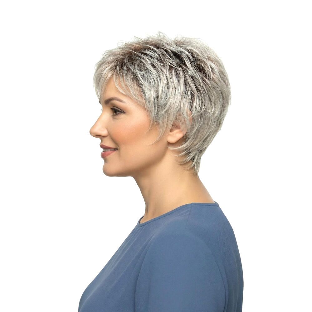 Kurzhaarperücke mit grau-melierten Strähnen. Seitenansicht einer Frau mit blauem Oberteil.