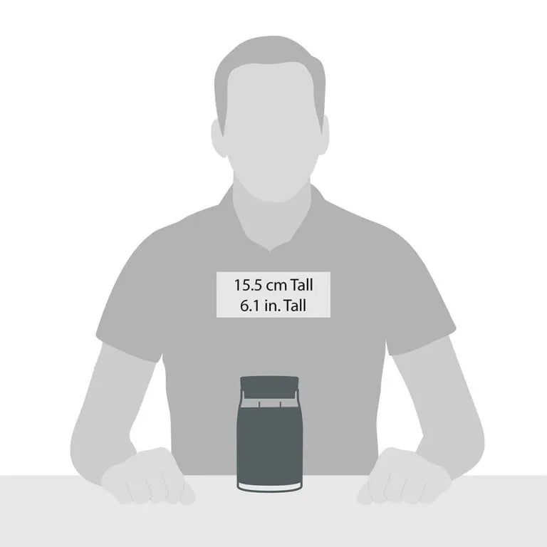 Duftkerze neben Person. Höhe: 15,5 cm. Kirsch-Dekor und Schriftzug. Auf Tisch.