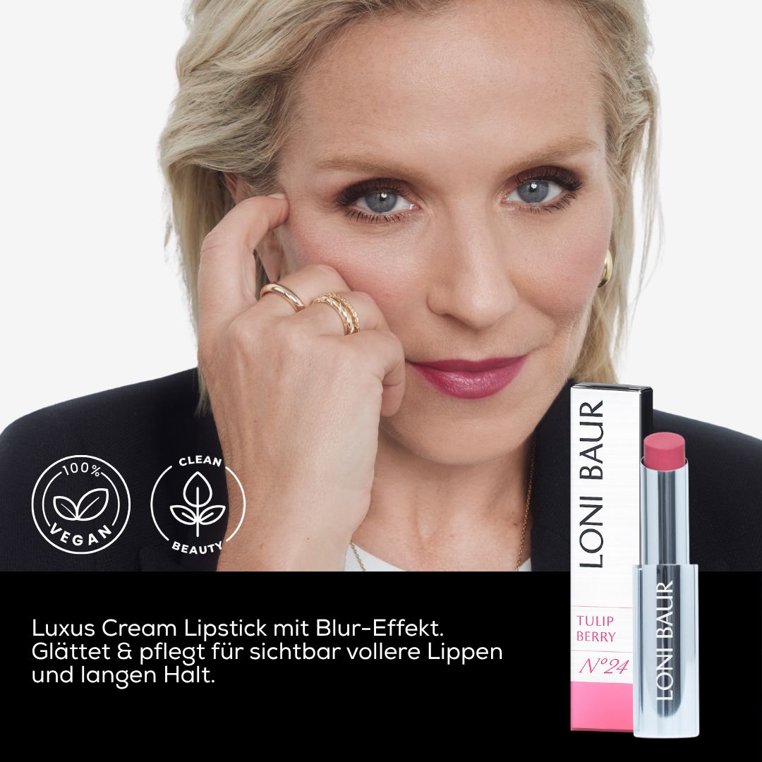 Frau mit Lippenstift. Daneben Produktverpackung mit Lippenstift und Text. Auf der Verpackung steht LONI BAUR und TULIP BERRY.