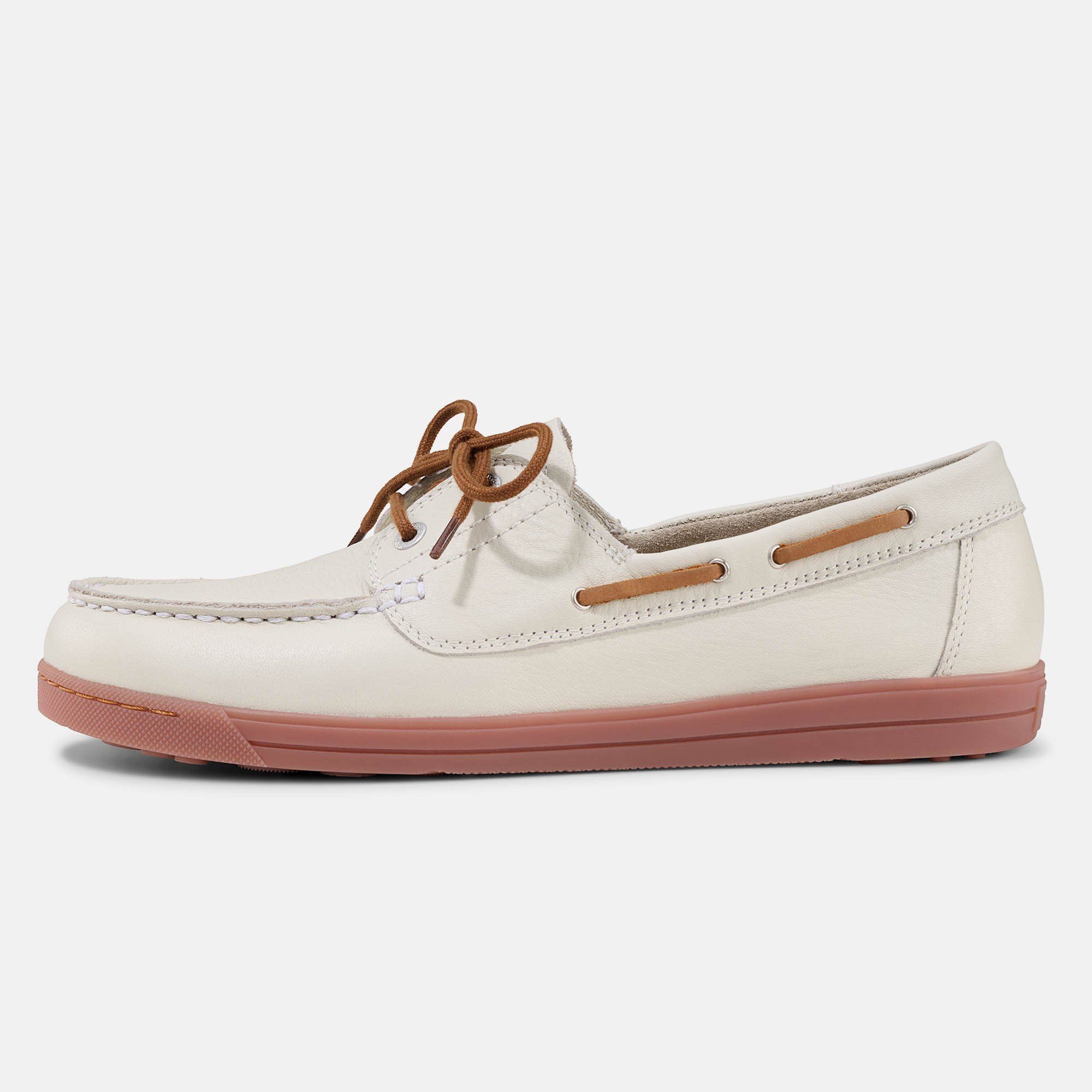 Cremefarbener Schnürschuh mit braunen Schnürsenkeln und Sohle. Der Schuh ist breit und hat helle Nähte.